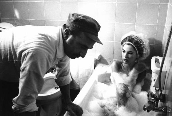 Set del film "Don Giovanni in Sicilia" - Regia Alberto Lattuada - 1967 - Il regista Alberto Lattuada con l'attrice Katia Moguy in vasca