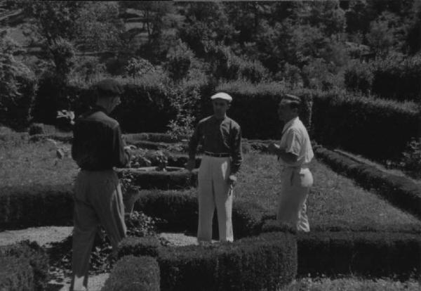 Set del film "Piccolo mondo antico" - Regia Mario Soldati - 1941 - Lo sceneggiatore Alberto Lattuada, il regista Mario Soldati e un personaggio non identificato