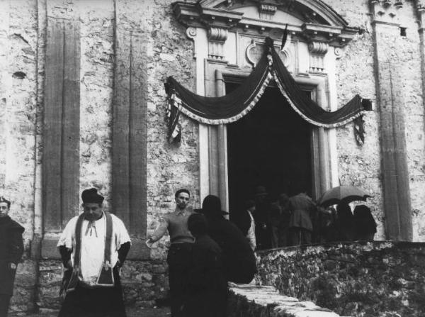 Set del film "Piccolo mondo antico" - Regia Mario Soldati - 1941 - L'aiuto regista Alberto Lattuada con gli attori e la troupe sul set davanti a una chiesa