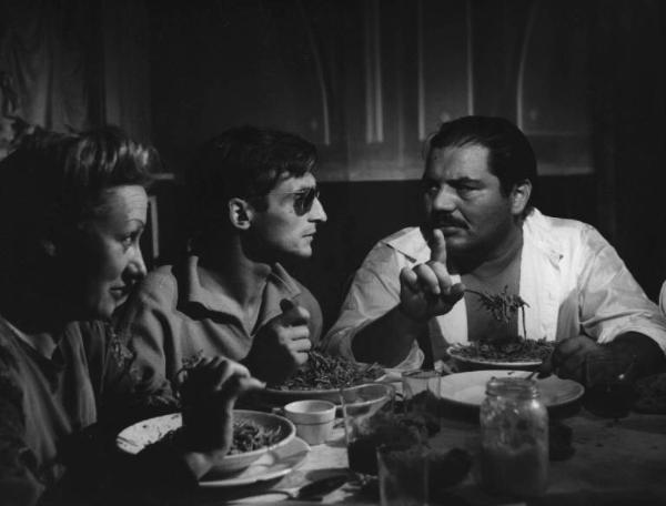 Scena del film "Senza pietà" - Regia Alberto Lattuada - 1948 - L'attore Folco Lulli a tavola con due attori non identificati