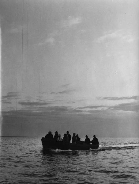 Scena del film "Senza pietà" - Regia Alberto Lattuada - 1948 - Attori non identificati su una barca in mare