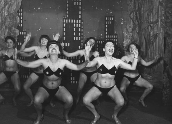 Scena del film "Luci del varietà" - Regia Alberto Lattuada, Federico Fellini - 1950 - Sei attrici non identificate, ballerine sul palco