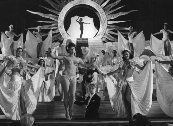 Scena del film "Luci del varietà" - Regia Alberto Lattuada, Federico Fellini - 1950 - L'attrice Carla Del Poggio sul palco con altre soubrettes
