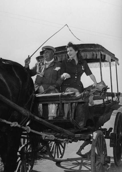Scena del film "Luci del varietà" - Regia Alberto Lattuada, Federico Fellini - 1950 - L'attrice Carla Del Poggio in carrozza con un attore non identificato