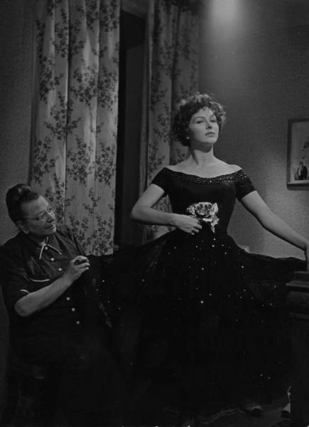 Scena del film "Luci del varietà" - Regia Alberto Lattuada, Federico Fellini - 1950 - L'attrice Carla Del Poggio con la sarta