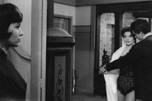 Scena del film "L'imprevisto" - Regia Alberto Lattuada - 1961 - Gli attori Jeanne Valérie, Anouk Aimée e Tomas Milian