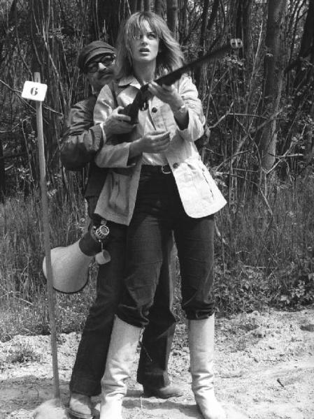 Set del film "Oh! Serafina" - Regia Alberto Lattuada - 1976 - L'attrice Dalila Di Lazzaro e il regista Alberto Lattuada con un fucile