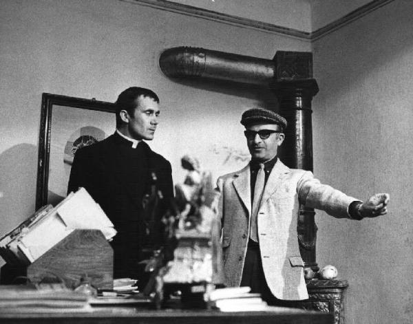 Set del film "Venga a prendere il caffè... da noi" - Regia Alberto Lattuada - 1970 - Il regista Alberto Lattuada con l'attore Antonio Piovanelli vestito da prete