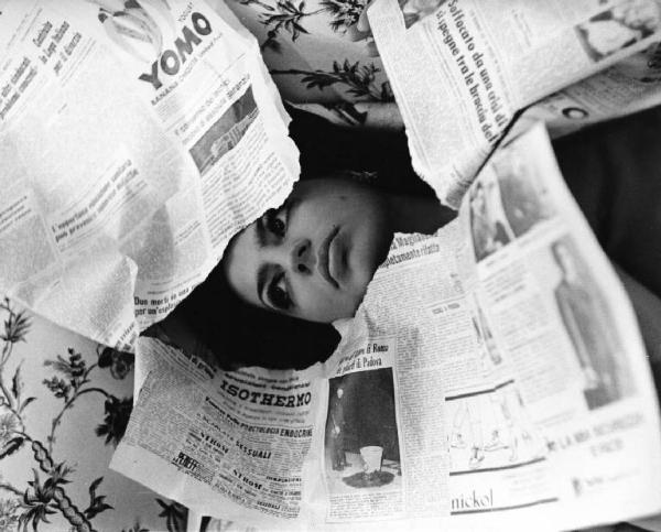 Scena del film "Matchless" - Regia Alberto Lattuada - 1967 - L'attrice Ira Fürstenberg tra fogli di giornale