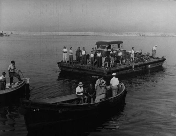 Set del film "Senza pietà" - Regia Alberto Lattuada - 1948 - Il regista Alberto Lattuada in barca con la troupe degli attori e dei tecnici