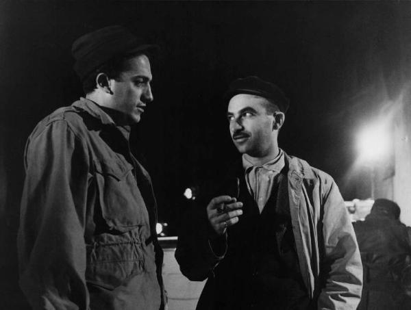 Set del film "Senza pietà" - Regia Alberto Lattuada - 1948 - Il regista Alberto Lattuada con un attore non identificato in divisa militare