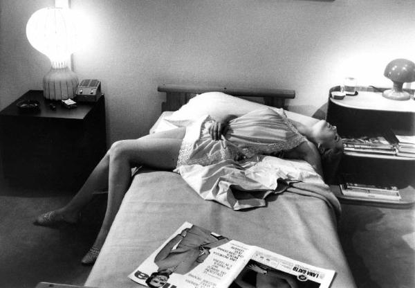 Scena del film "Don Giovanni in Sicilia" - Regia Alberto Lattuada - 1967 - L'attrice Katia Moguy sul letto