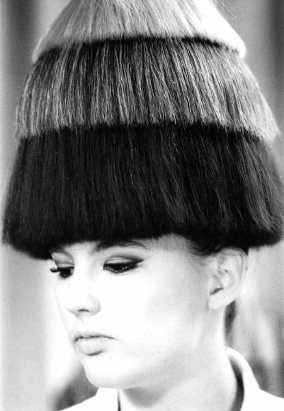 Scena del film "Don Giovanni in Sicilia" - Regia Alberto Lattuada - 1967 - Primo piano dell'attrice Katia Moguy con un cappello in testa