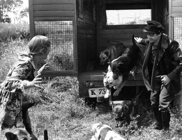 Scena del film "Cuore di cane" - Regia Alberto Lattuada - 1976 - Gli attori Cochi Ponzoni e Rena Niehaus con dei cani