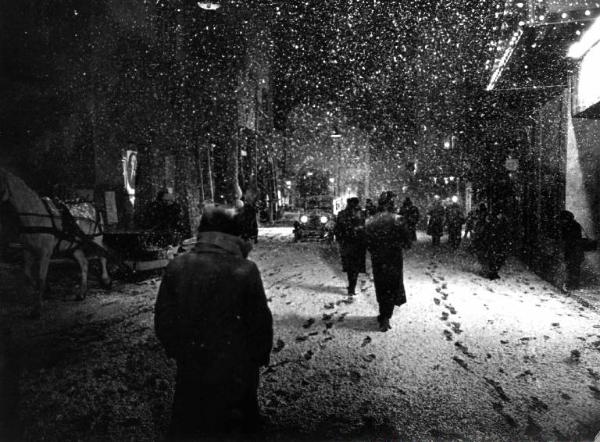Scena del film "Cuore di cane" - Regia Alberto Lattuada - 1976 - Attori non identificati sotto la neve
