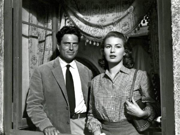 Scena del film "Anna" - Regia Alberto Lattuada - 1951 - Gli attori Raf Vallone e Silvana Mangano alla finestra