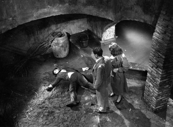 Scena del film "Anna" - Regia Alberto Lattuada - 1951 - Gli attori Raf Vallone, Silvana Mangano e Vittorio Gassman a terra