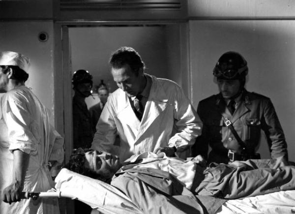 Scena del film "Anna" - Regia Alberto Lattuada - 1951 - L'attore Piero Lulli, in camice bianco osserva l'attore Raf Vallone, in barella in ospedale