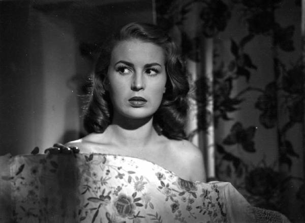 Scena del film "Anna" - Regia Alberto Lattuada - 1951 - L'attrice Silvana Mangano dietro un paravento