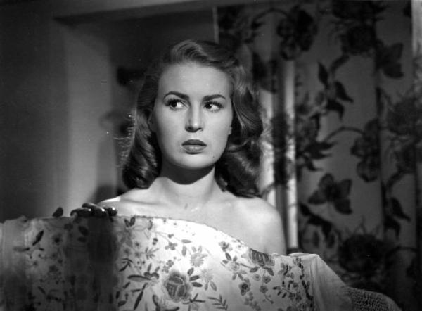 Scena del film "Anna" - Regia Alberto Lattuada - 1951 - L'attrice Silvana Mangano dietro un paravento