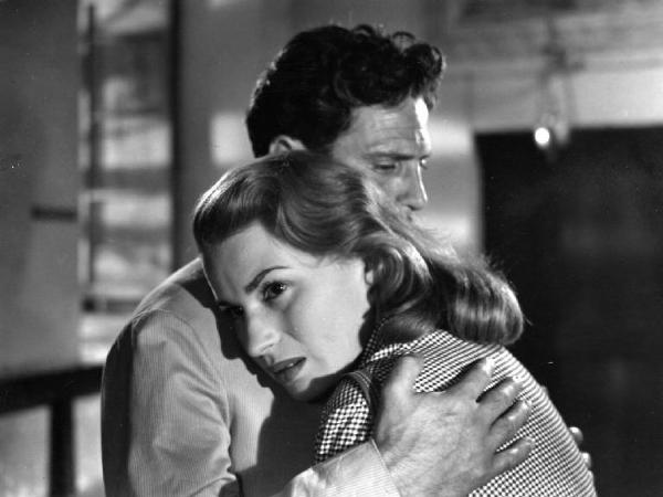 Scena del film "Anna" - Regia Alberto Lattuada - 1951 - Gli attori Raf Vallone e Silvana Mangano abbracciati