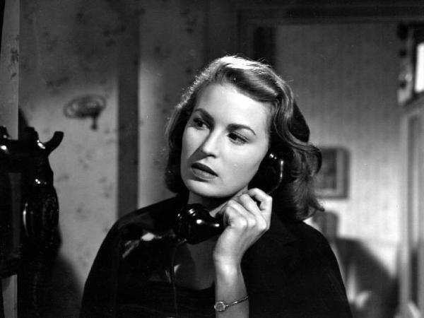 Scena del film "Anna" - Regia Alberto Lattuada - 1951 - L'attrice Silvana Mangano al telefono