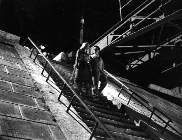 Scena del film "Anna" - Regia Alberto Lattuada - 1951 - Gli attori Raf Vallone e Silvana Mangano scendono da una scalinata