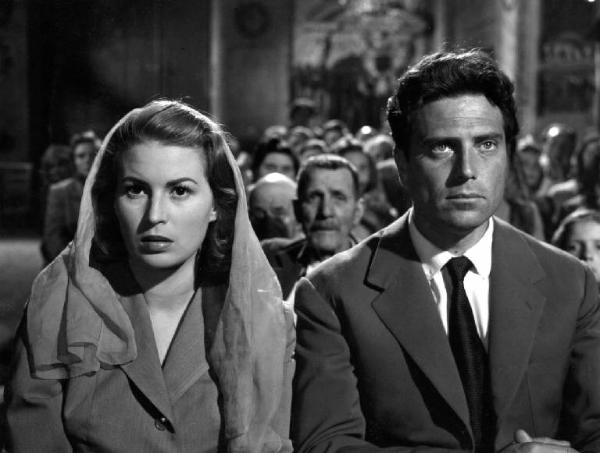 Scena del film "Anna" - Regia Alberto Lattuada - 1951 - Gli attori Raf Vallone e Silvana Mangano in chiesa