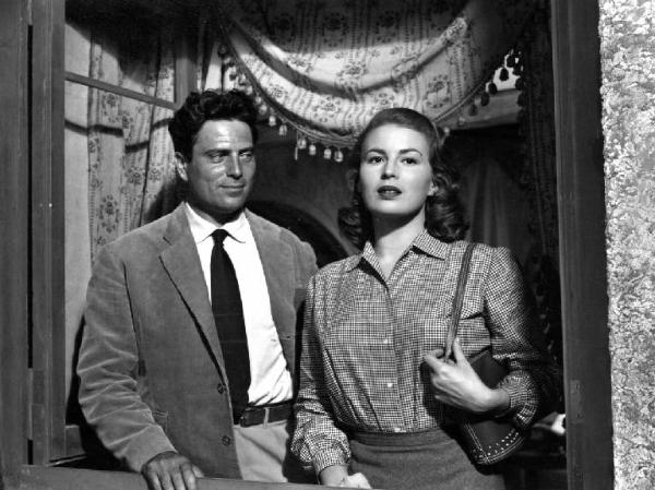 Scena del film "Anna" - Regia Alberto Lattuada - 1951 - Gli attori Raf Vallone e Silvana Mangano alla finestra