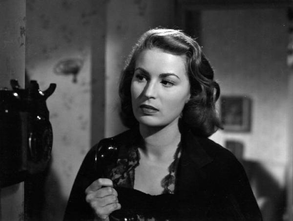 Scena del film "Anna" - Regia Alberto Lattuada - 1951 - L'attrice Silvana Mangano al telefono