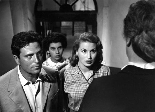Scena del film "Anna" - Regia Alberto Lattuada - 1951 - Gli attori Raf Vallone e Silvana Mangano con attrici non identificate