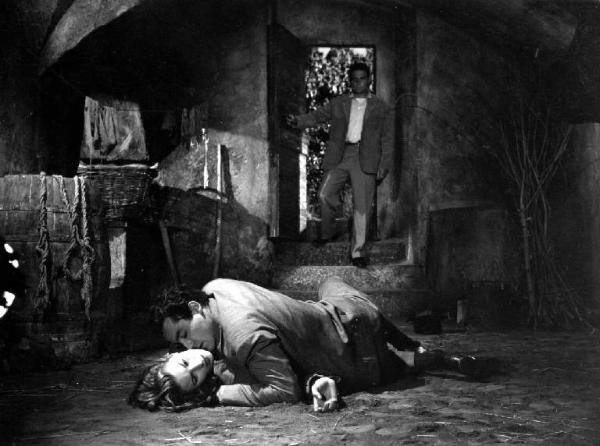 Scena del film "Anna" - Regia Alberto Lattuada - 1951 - L'attore Raf Vallone osserva gli attori Vittorio Gassman e Silvana Mangano baciarsi stesi a terra