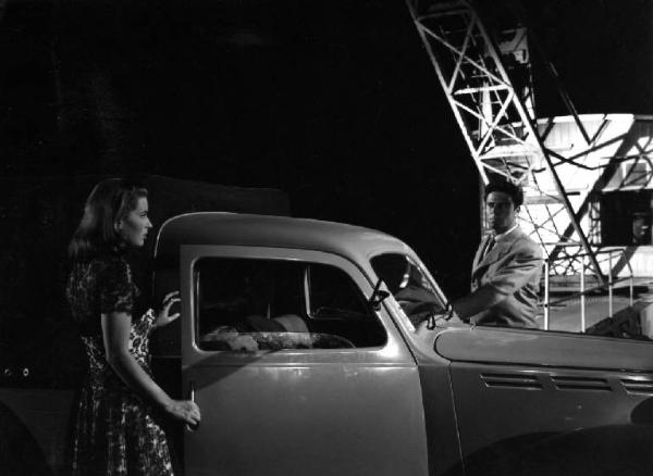 Scena del film "Anna" - Regia Alberto Lattuada - 1951 - Gli attori Raf Vallone e Silvana Mangano accanto a un'automobile