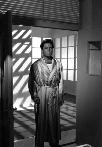 Scena del film "Anna" - Regia Alberto Lattuada - 1951 - L'attore Raf Vallone in vestaglia in ospedale