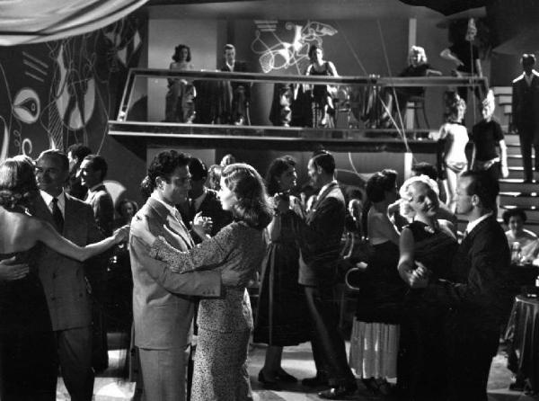 Scena del film "Anna" - Regia Alberto Lattuada - 1951 - Gli attori Raf Vallone e Silvana Mangano ballano in un locale notturno