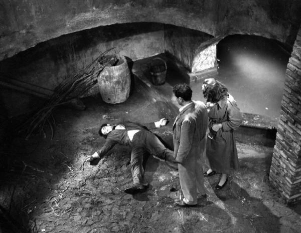 Scena del film "Anna" - Regia Alberto Lattuada - 1951 - Gli attori Raf Vallone e Silvana Mangano osservano l'attore Vittorio Gassman steso a terra