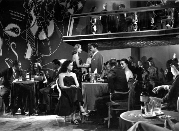 Scena del film "Anna" - Regia Alberto Lattuada - 1951 - Gli attori Silvana Mangano e Raf Vallone in un locale tra il pubblico