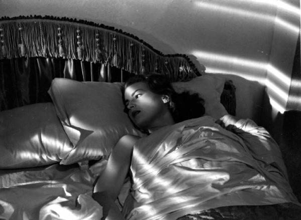 Scena del film "Anna" - Regia Alberto Lattuada - 1951 - L'attrice Silvana Mangano a letto
