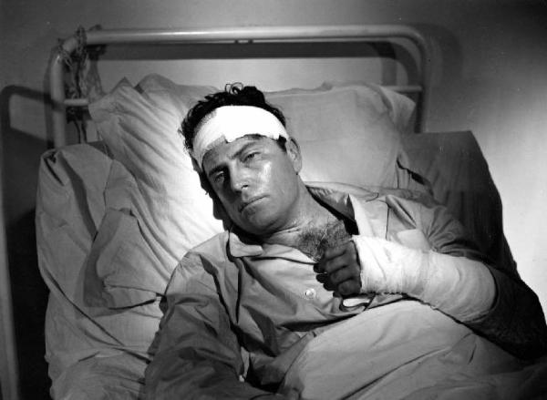 Scena del film "Anna" - Regia Alberto Lattuada - 1951 - L'attore Raf Vallone a letto in ospedale