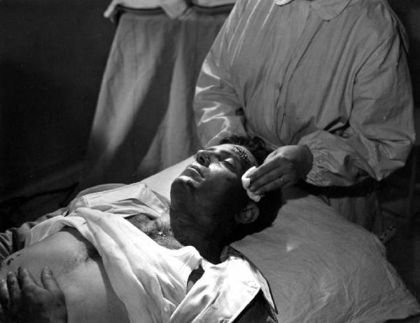 Scena del film "Anna" - Regia Alberto Lattuada - 1951 - L'attore Raf Vallone ferito a letto in ospedale