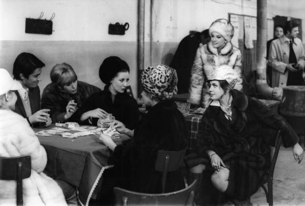 Scena del film "Don Giovanni in Sicilia" - Regia Alberto Lattuada - 1967 - L'attrice Katia Moguy in pelliccia osserva attrici non identificate che giocano a carte