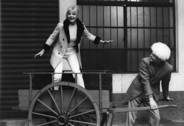 Scena del film "Don Giovanni in Sicilia" - Regia Alberto Lattuada - 1967 - L'attrice Ewa Aulin su un carretto trainato da un attore non identificato