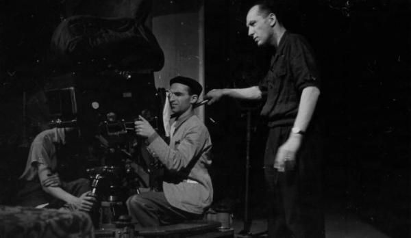 Set del film "Giacomo l'idealista" - Regia Alberto Lattuada - 1943 - Il regista Alberto Lattuada dietro la macchina da presa con due operatori