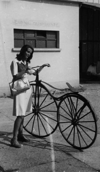 Scena del film "Giacomo l'idealista" - Regia Alberto Lattuada - 1943 - L'attrice Marina Berti con una bicicletta