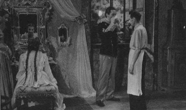 Scena del film "Giacomo l'idealista" - Regia Alberto Lattuada - 1943 - L'attrice Marina Berti e attori non identificati sul set