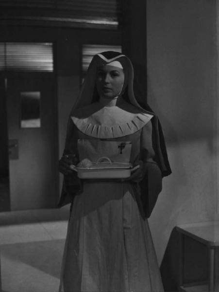 Scena del film "Anna" - Regia Alberto Lattuada - 1951 - L'attrice Silvana Mangano in abito da suora infermiera