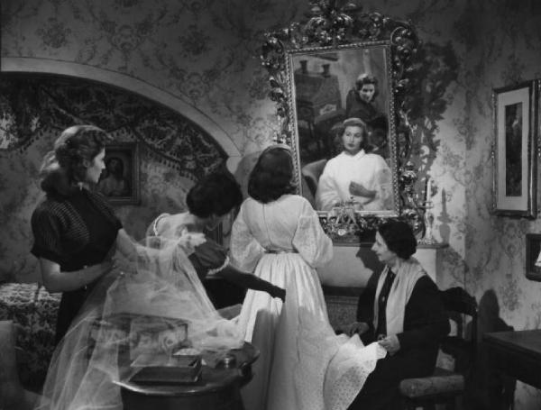 Scena del film "Anna" - Regia Alberto Lattuada - 1951 - L'attrice Silvana Mangano allo specchio