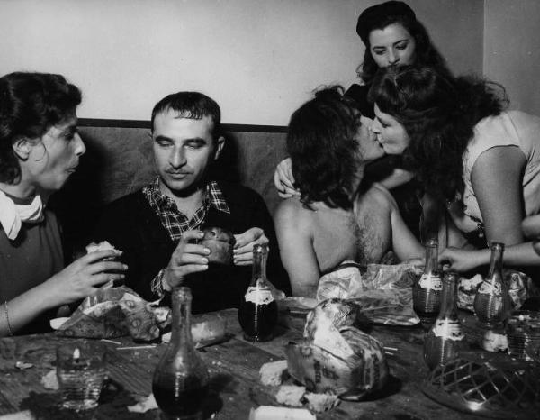 Set del film "La lupa" - Regia Alberto Lattuada - 1953 - Il regista Alberto Lattuada e l'attrice Giovanna Ralli a tavola con attori non identificati
