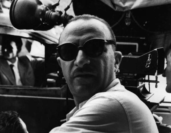 Primo piano del regista Alberto Lattuada con gli occhiali da sole