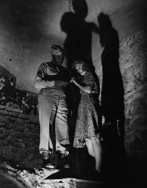 Scena del film "Senza pietà" - Regia Alberto Lattuada - 1948 - Gli attori John Kitzmiller, in divisa militare, e Carla Del Poggio